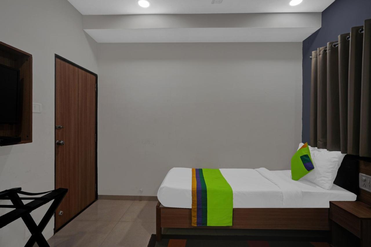 Treebo Wow, Surat Station Hotel Exterior photo
